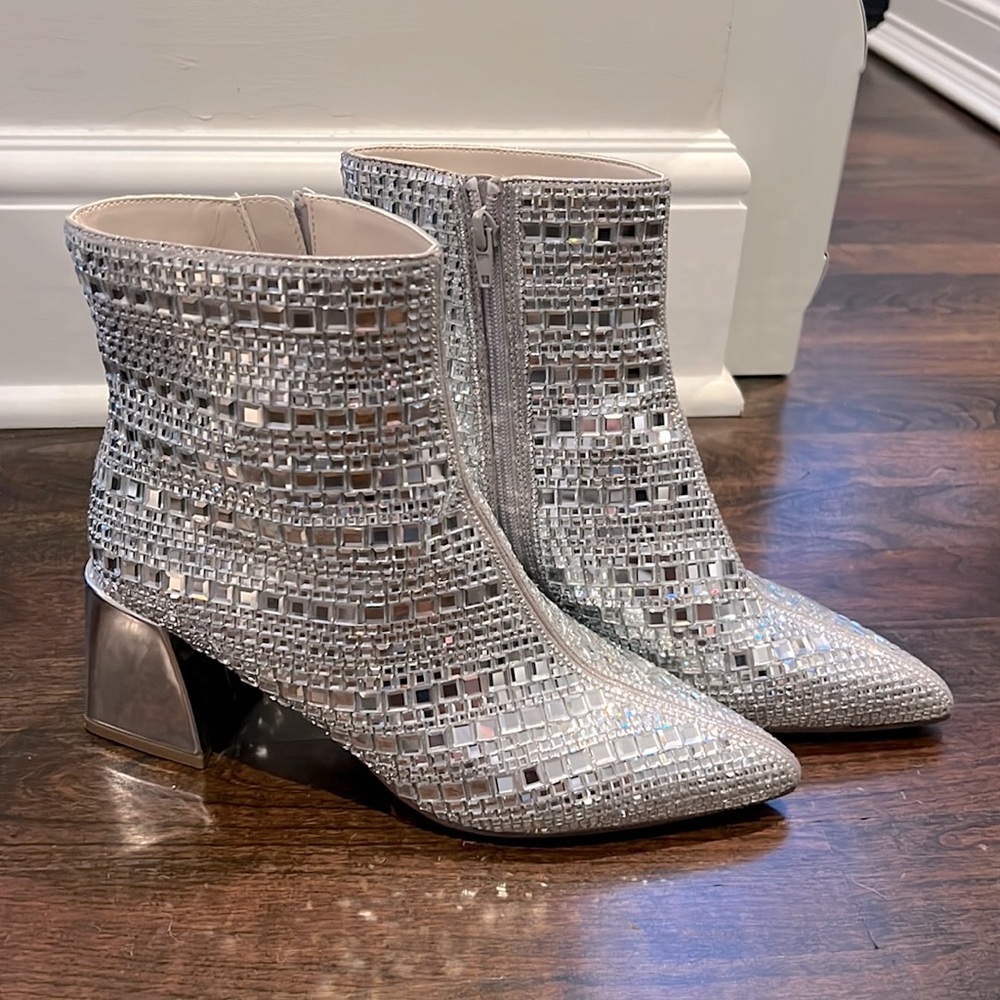 Steven Madden booties never been worn!!